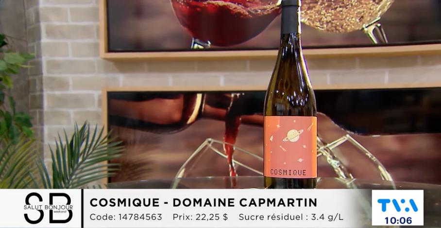 Bouteille de vin Cosmique sur fond de bar.